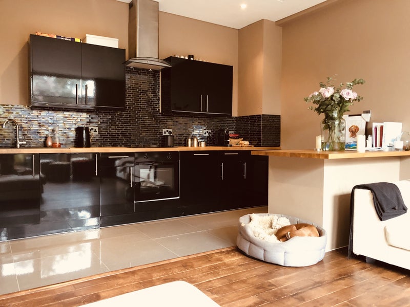 Photo 1: Living room 