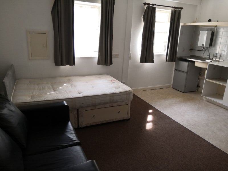 'Large Furnished Bedsit in Central Brighton' Room to Rent from SpareRoom