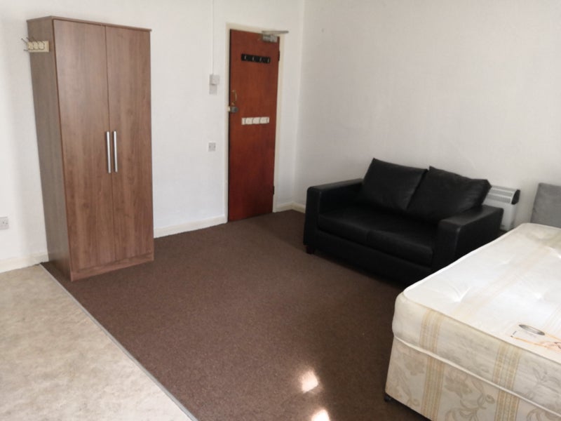 'Large Furnished Bedsit in Central Brighton' Room to Rent from SpareRoom