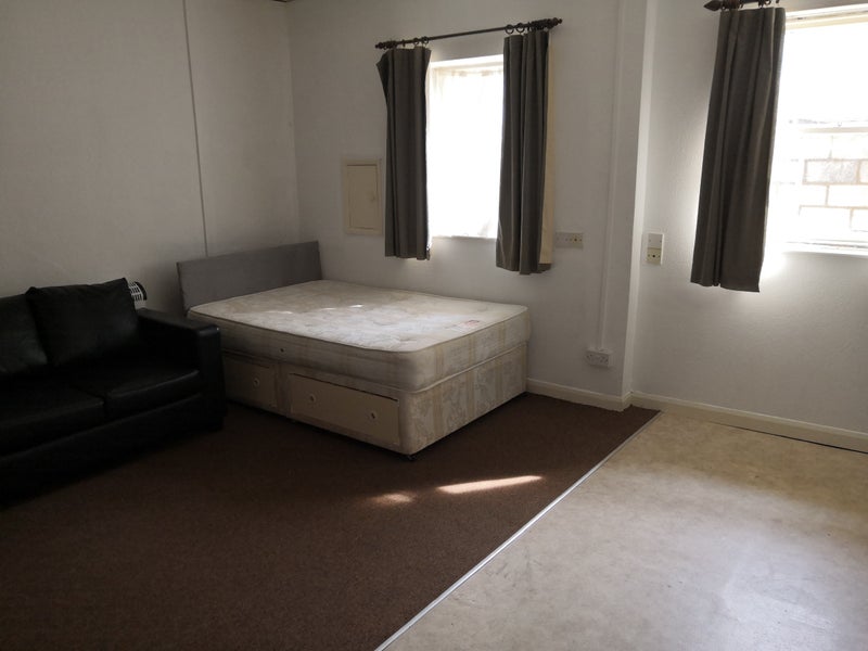 'Large Furnished Bedsit in Central Brighton' Room to Rent from SpareRoom