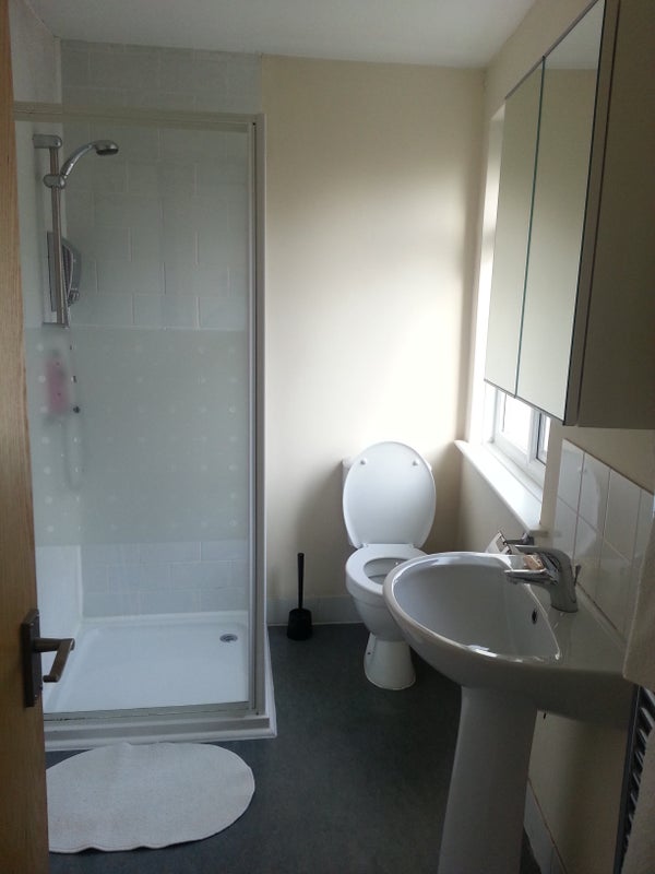 Photo 1: Ensuite