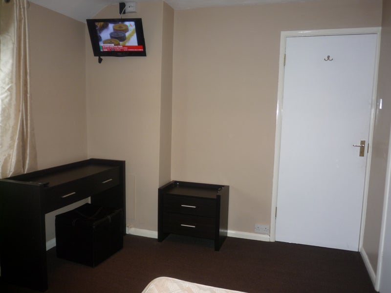 'Small Double Room Bedsit In Camberley ' Room to Rent from SpareRoom