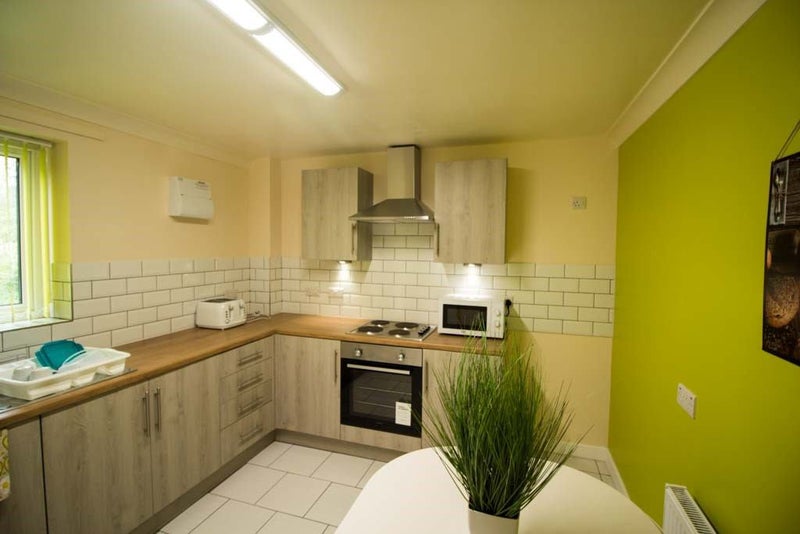 'Professional House Share, Hollinswood ' Room to Rent from SpareRoom