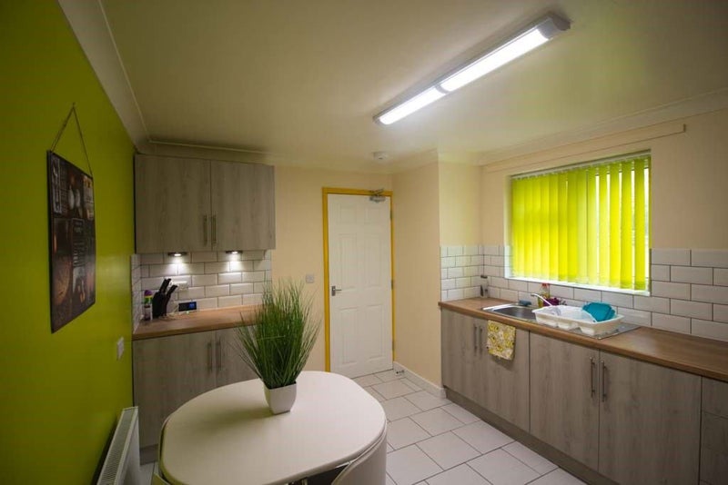 'Professional House Share, Hollinswood ' Room to Rent from SpareRoom