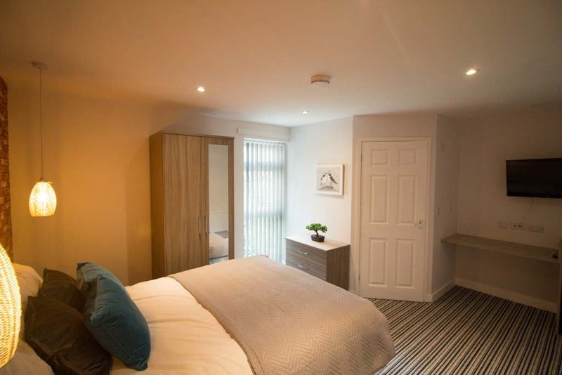 'Professional House Share, Hollinswood ' Room to Rent from SpareRoom