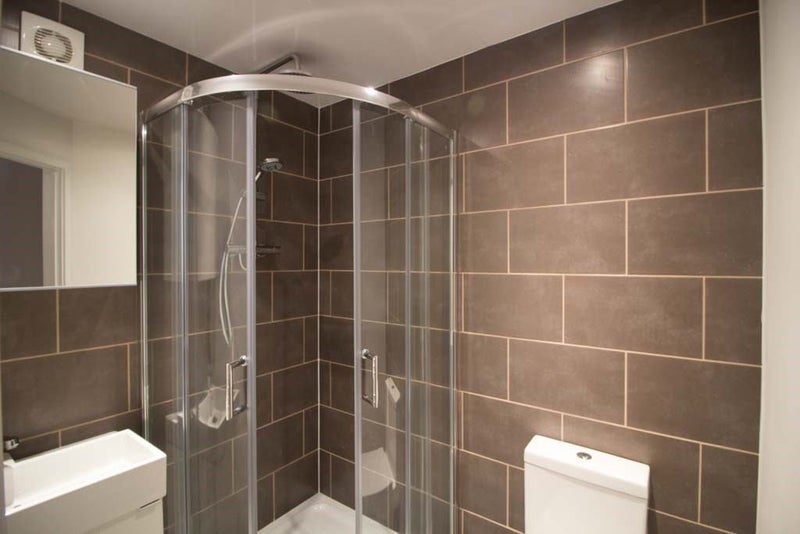 'Professional House Share, Hollinswood ' Room to Rent from SpareRoom