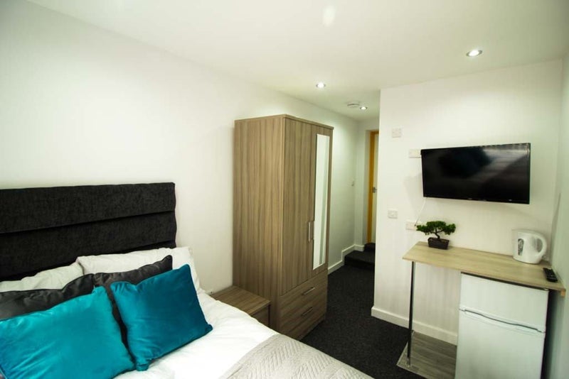 'Professional House Share, Hollinswood ' Room to Rent from SpareRoom