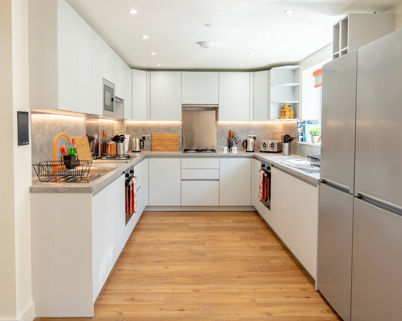 Photo 1: Luxurious kitchen
