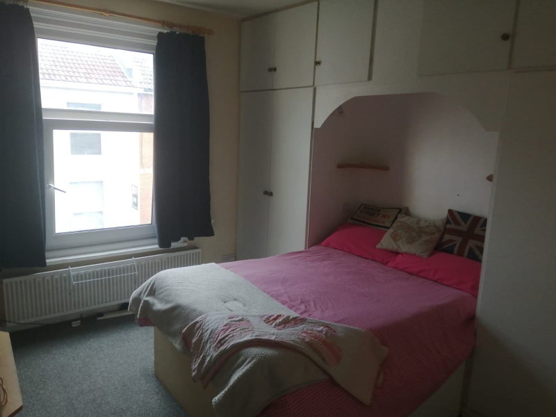 Photo 1: Double bedroom
