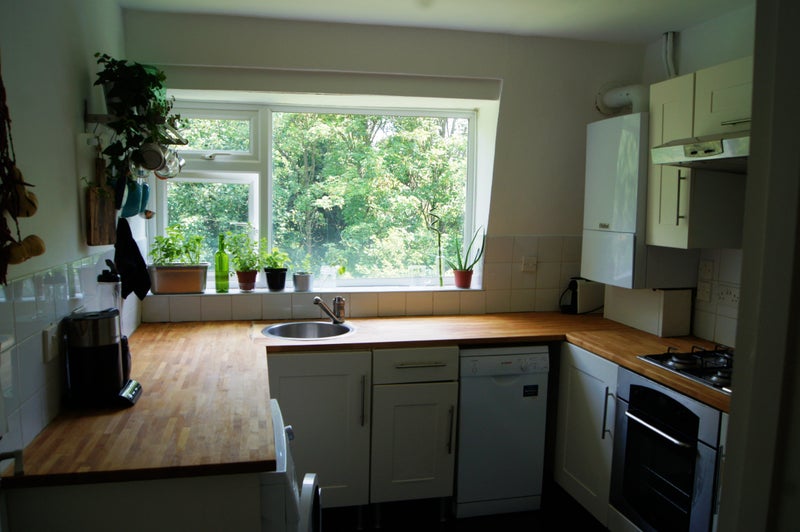 Photo 1: kitchen