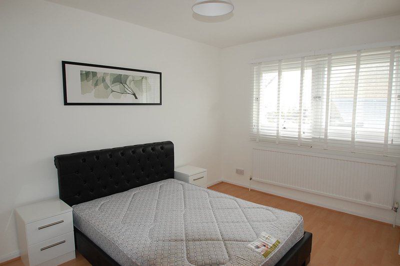 Photo 1: Bedroom 4 - £920PCM Available 13/08/26