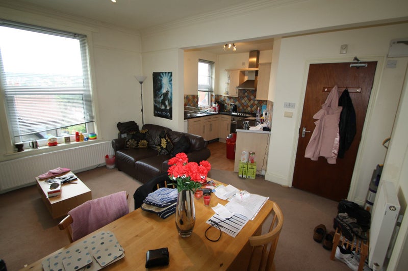 Photo 1: Longe / ding room 