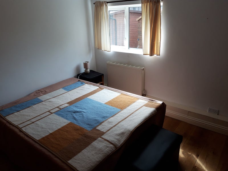 'Convenient and comfortable room in Godalming' Room to Rent from SpareRoom