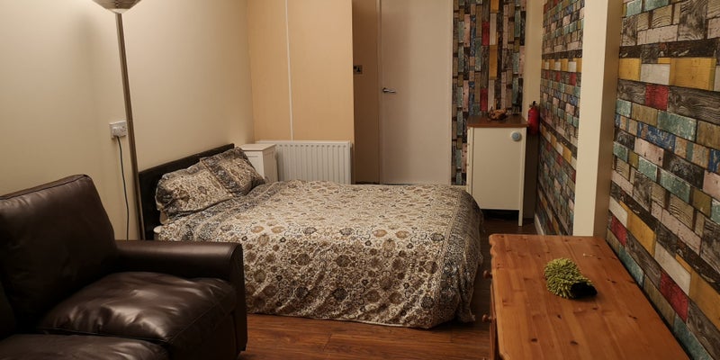 Photo 1: bedroom area