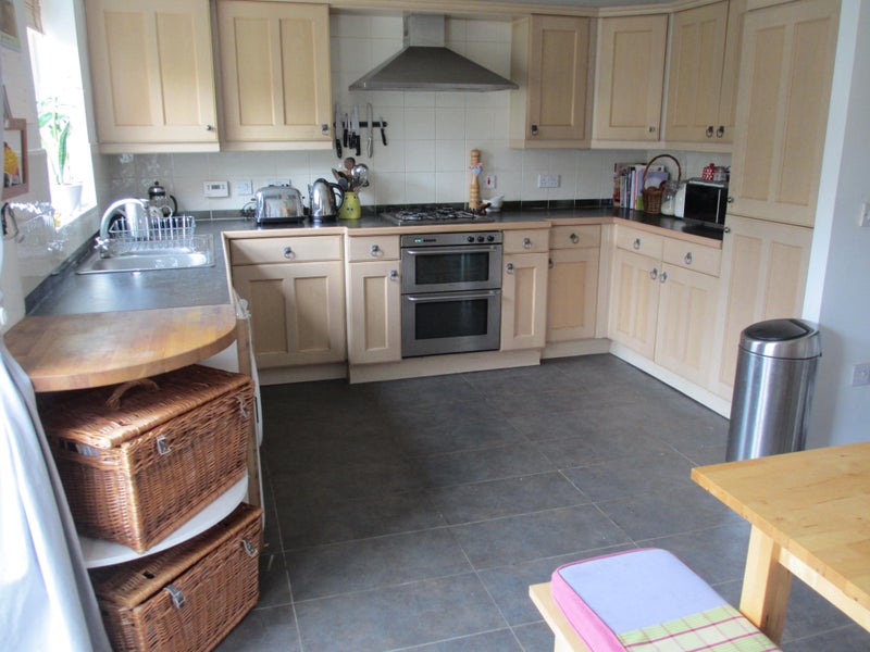 Photo 1: Kitchen 