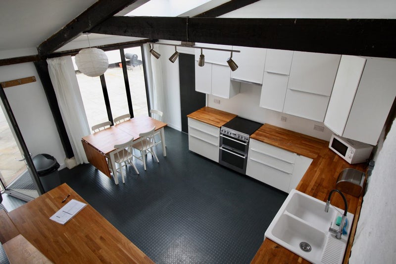 Photo 1: kitchen