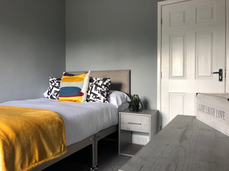 'Double Room Castleford, House ShareBills Included' Room to Rent from