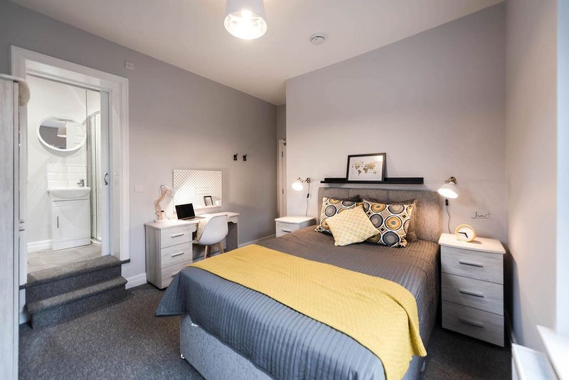 Photo 1: Room 4