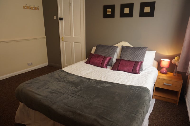 Photo 1: Large Studio Room with own bathroom