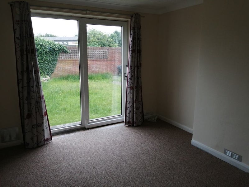 'Detached bungalow in Thatcham ' Room to Rent from SpareRoom