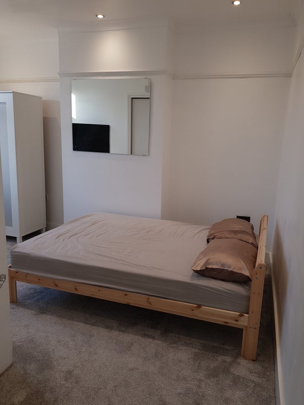 Photo 1: double bedroom