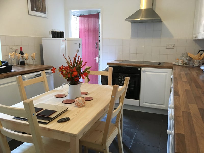 Photo 1: Large Kitchen with excellent appliances
