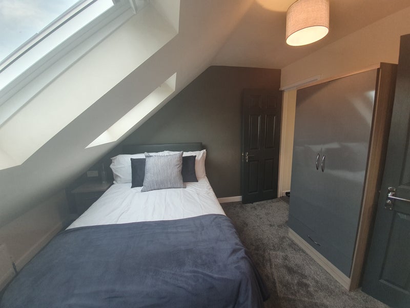 Photo 1: Room 4