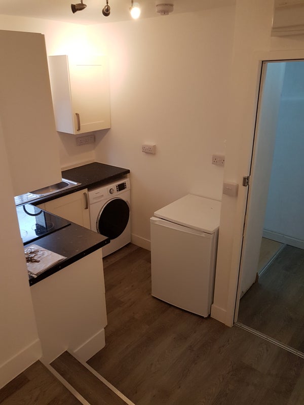 Photo 1: Fitted kitchen white goods included.