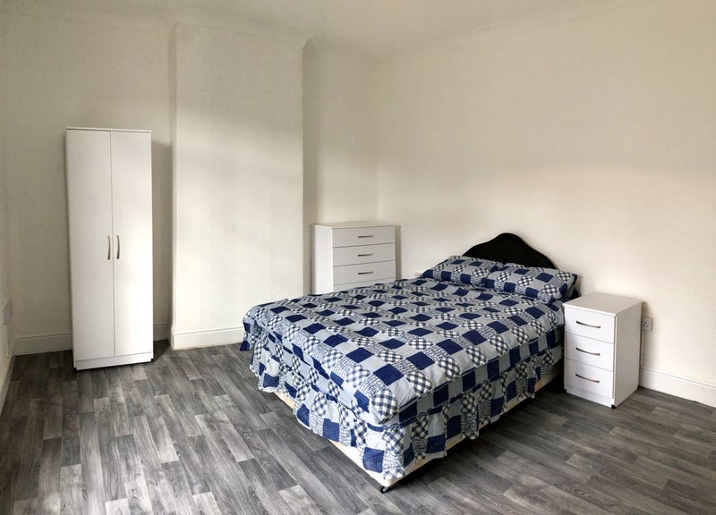 Photo 1: Bedroom
