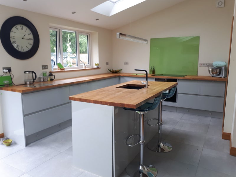 Photo 1: Well appointed kitchen