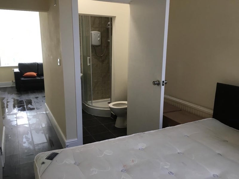'Amazing Rooms with Ensuite and Kitchen' Room to Rent from SpareRoom