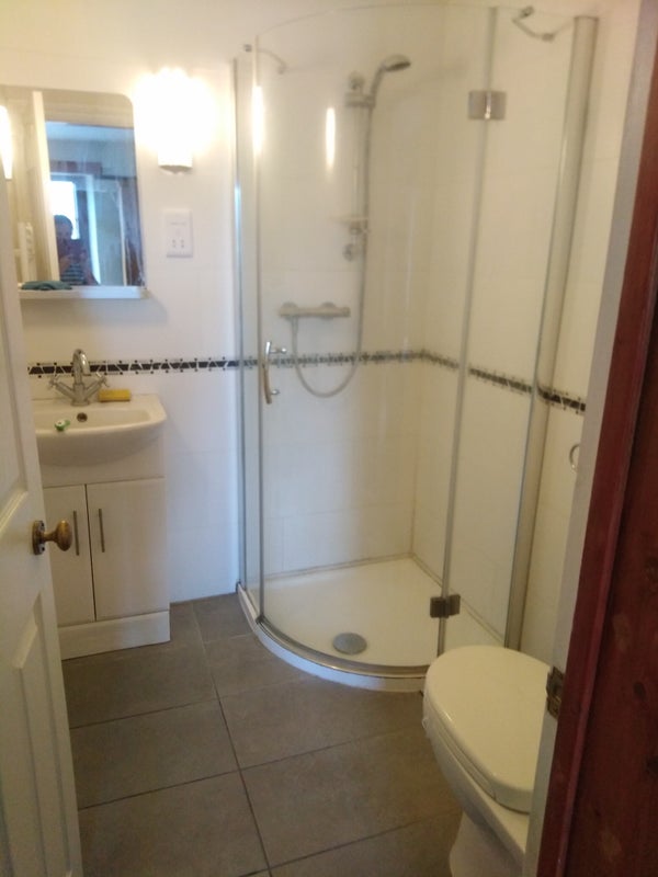 Photo 1: ensuite shower room