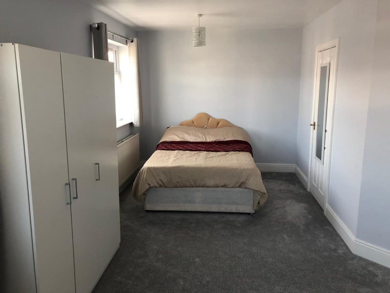 Photo 1: Spacious double bedroom 