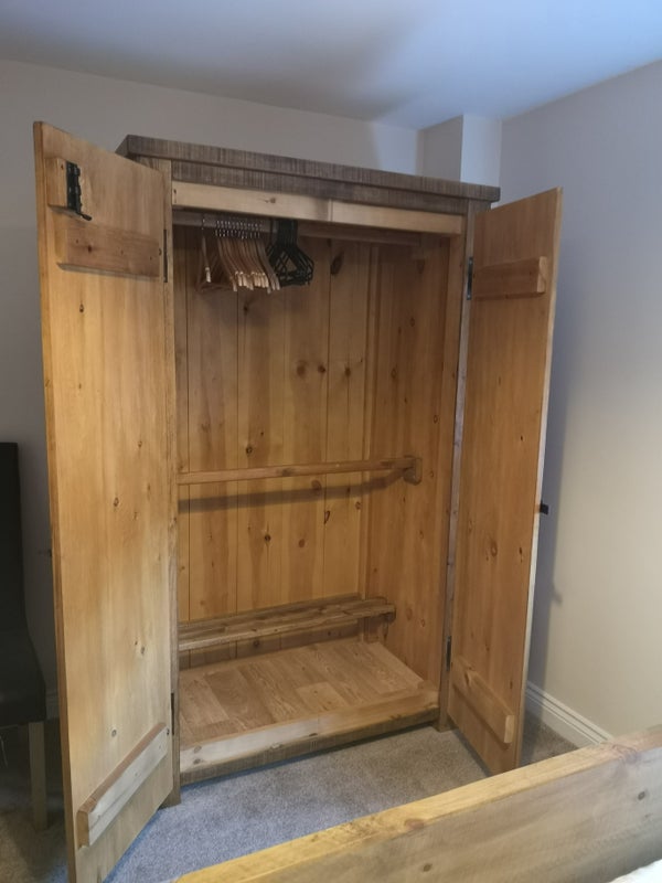 Photo 4: REAR DOUBLE WARDROBE