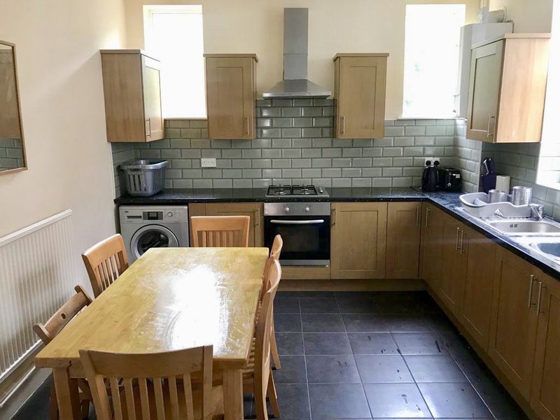 Photo 1: Kitchen/Diner