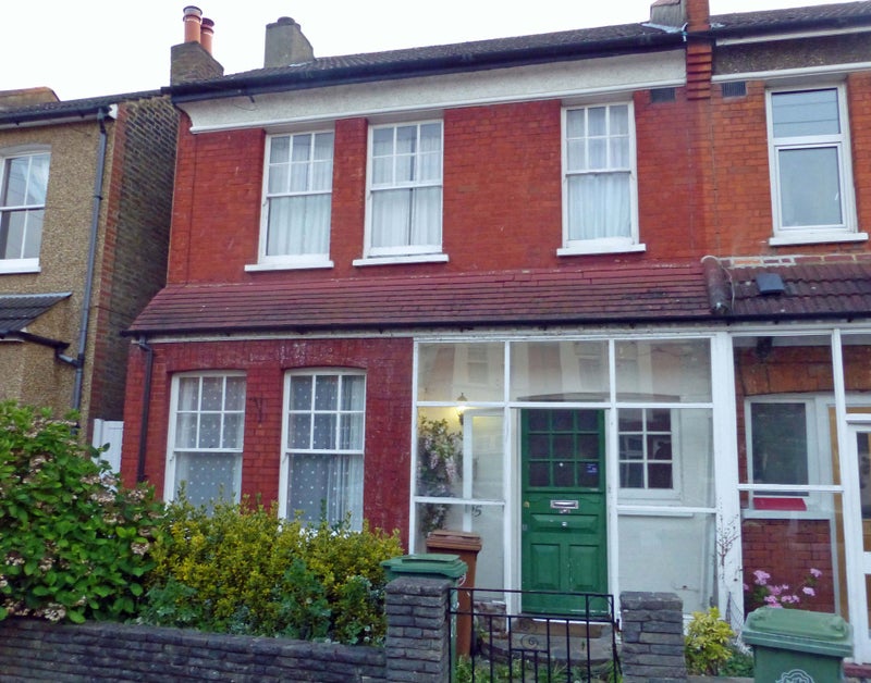 'Large Room in shared house in central Sutton' Room to Rent from SpareRoom