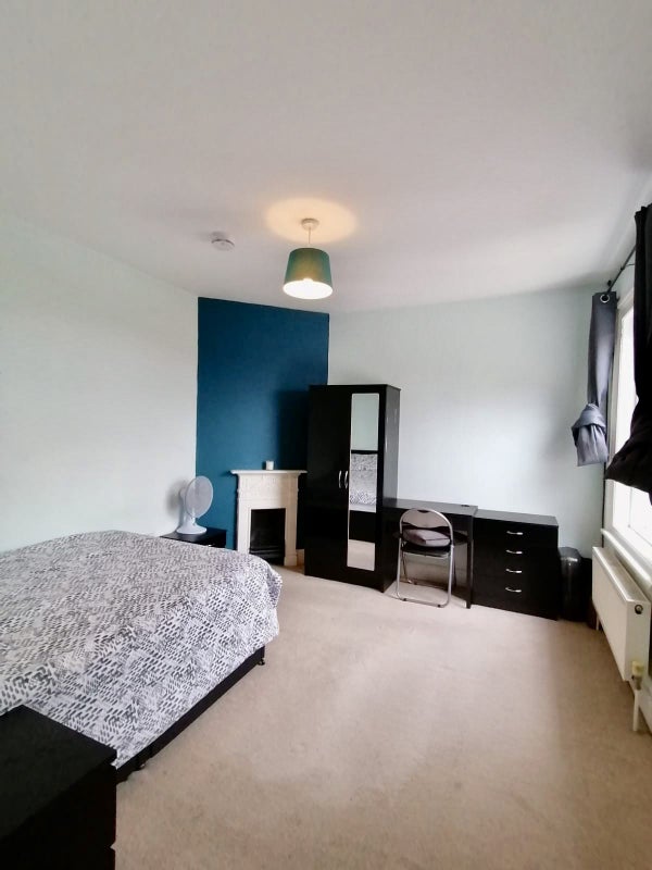 'Yeovil Double Bedroom Close To Ydh/ Town' Room to Rent from SpareRoom