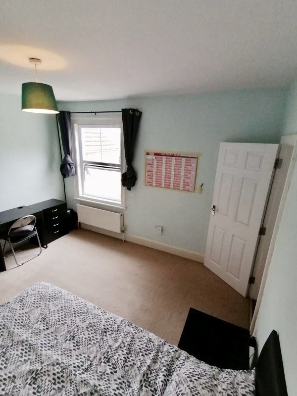 'Yeovil Double Bedroom Close To Ydh/ Town' Room to Rent from SpareRoom