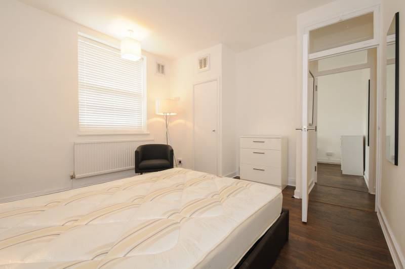 Photo 1: Bedroom 2 £920PCM - available 13/12/2025