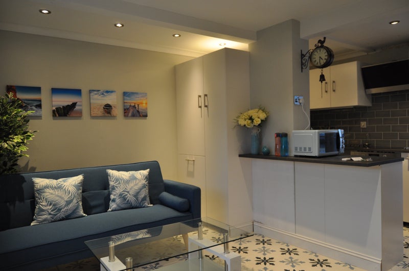 Photo 1: Lounge