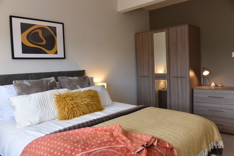Photo 2: Extra Spacious Double with Ensuite ?840