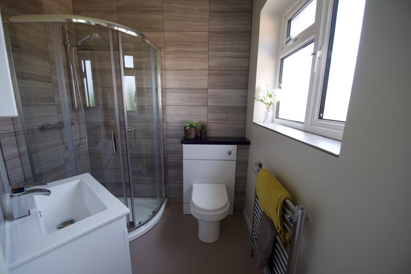 Photo 6: Large Private Ensuite Bathroom 