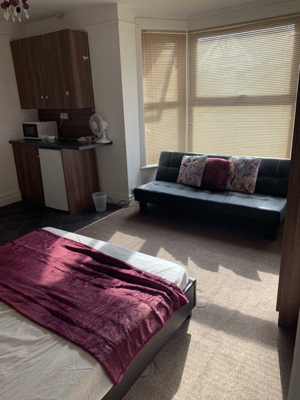 'Flatlette/ Studio Bedsit With Private ' Room to Rent from