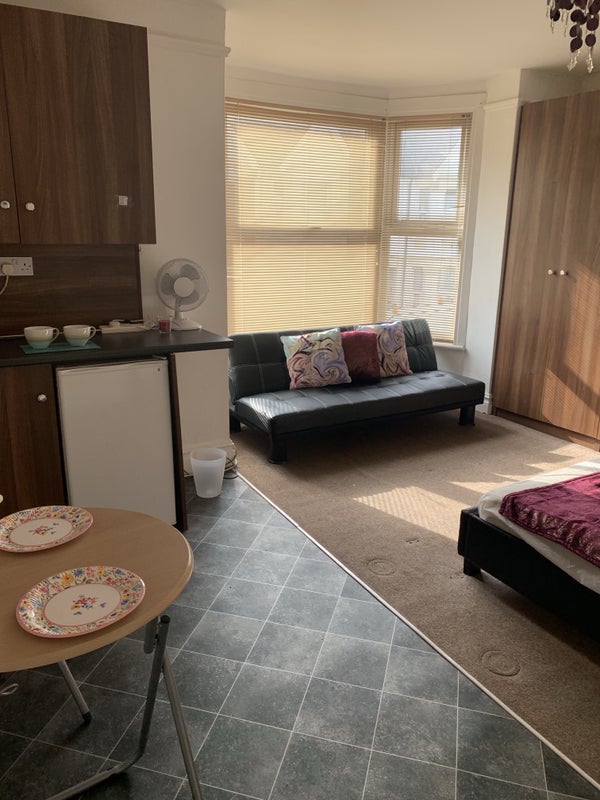 'Flatlette/ Studio Bedsit With Private ' Room to Rent from
