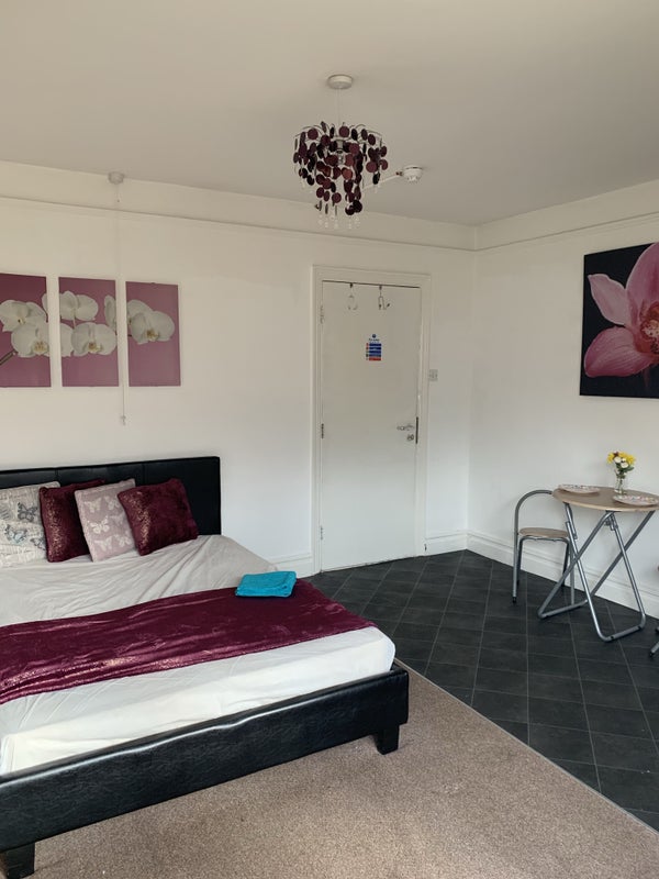 'Flatlette/ Studio Bedsit With Private ' Room to Rent from