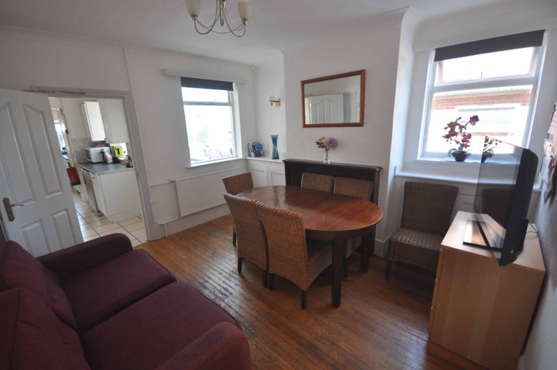 'Young Professional Share nr WeybridgeBills Inc' Room to Rent from SpareRoom