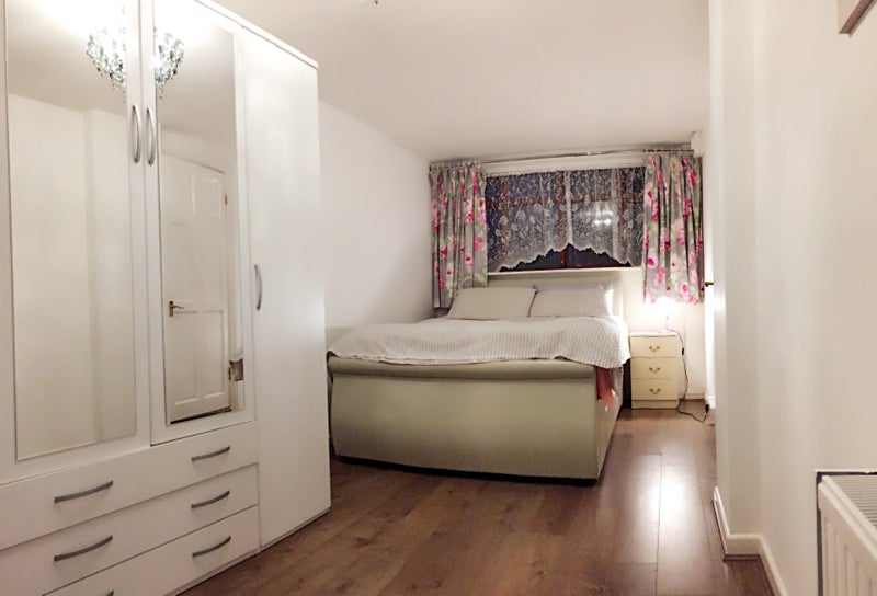 Photo 1: Main bedroom 