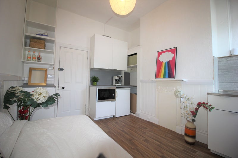 'Newly Decorated Bedsit. Extremely presentable.' Room to Rent from