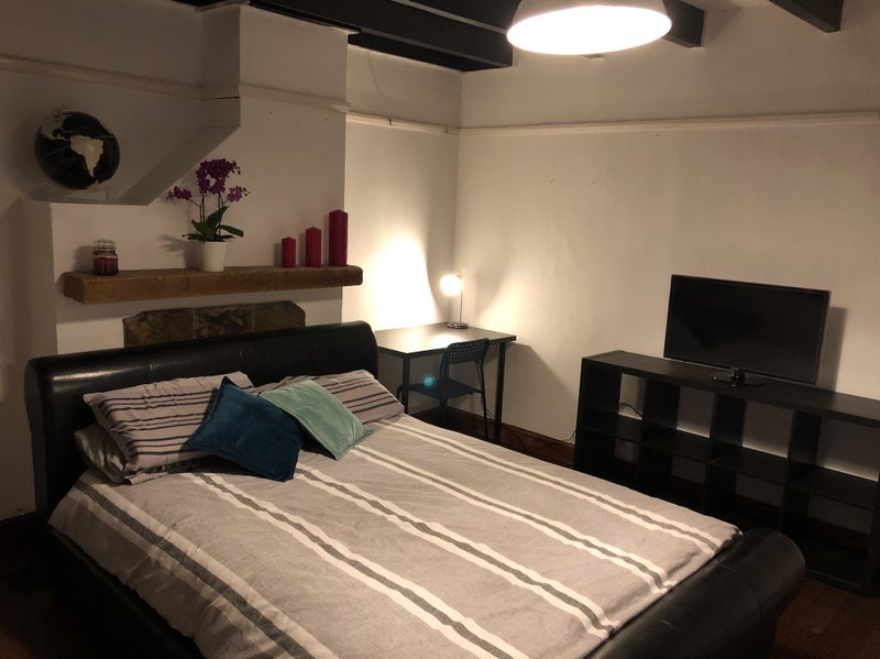 Photo 1: Bedroom to rent (Pic 2)