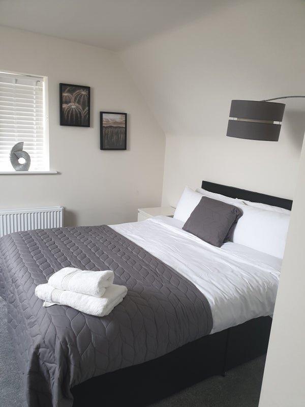 Photo 1: Double bedroom 